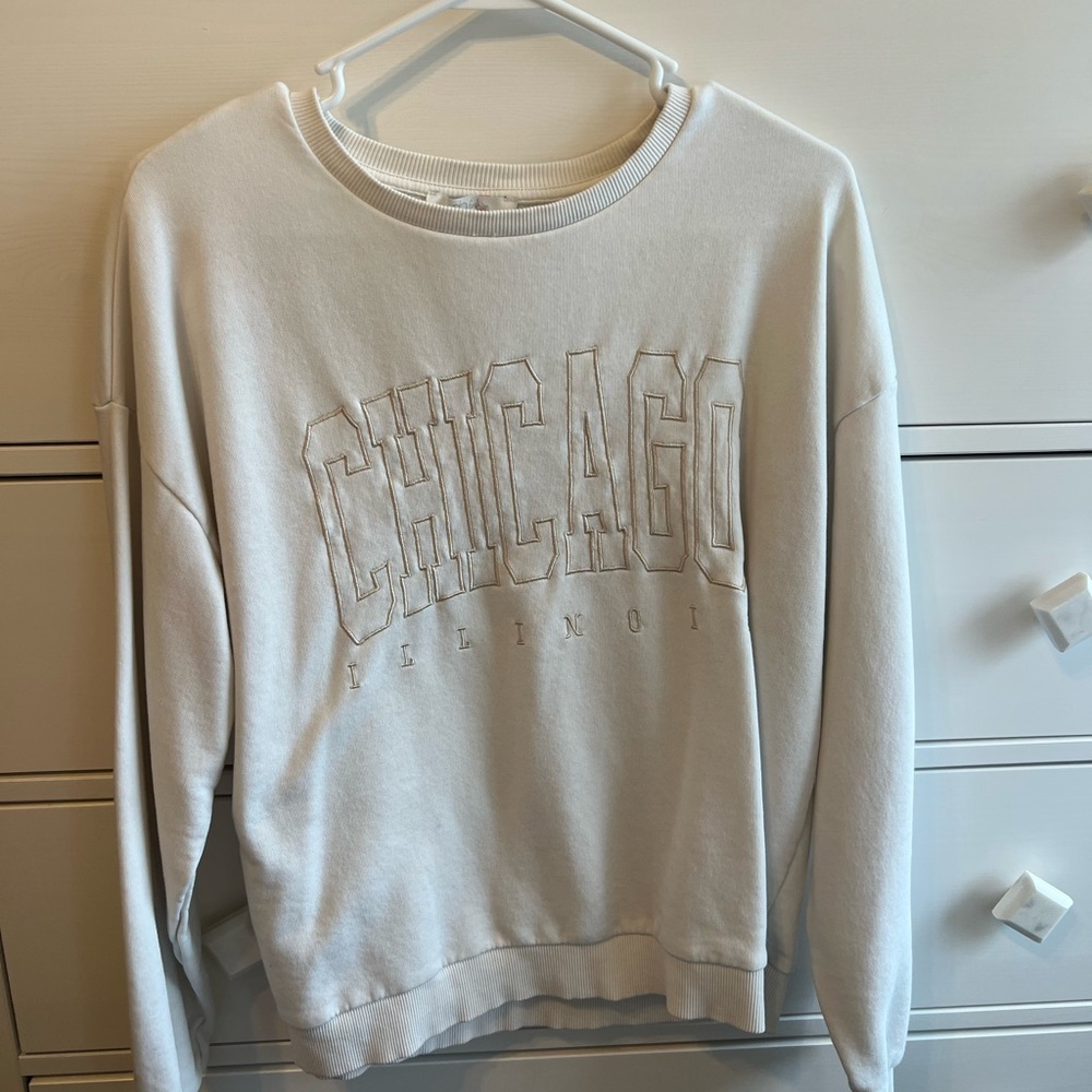 Chicago crew neck, white with gold embroidered